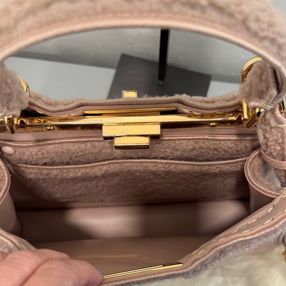🚨FREE SHIPPING🚨 Fendi Pink Shearling Peekaboo Handbag - Picture 7 of 9